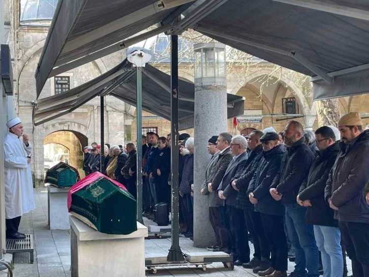 Tırın çarpması sonucu hayatını kaybeden kadın son yolculuğuna uğurlandı
