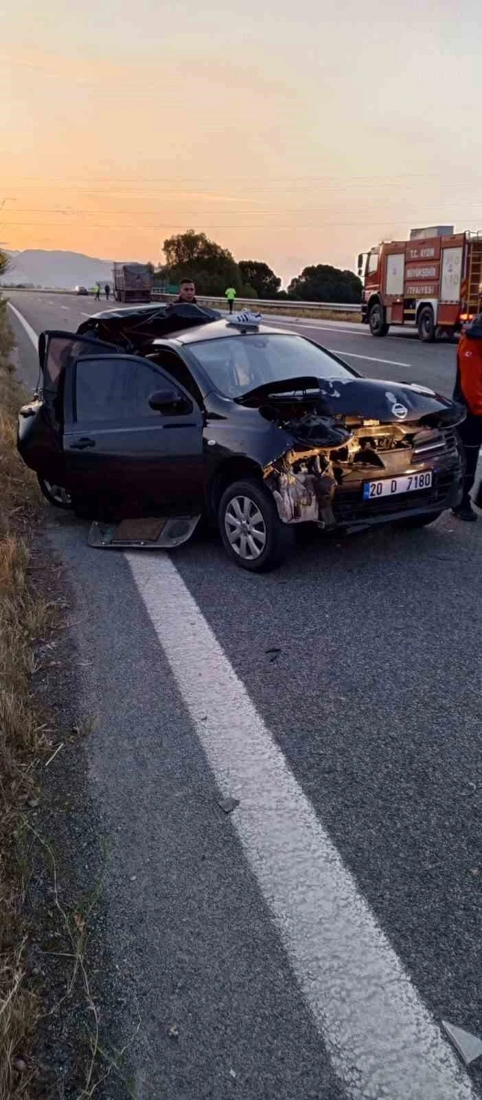 Tırın çarptığı otomobil hurdaya döndü: 1’i ağır 2 yaralı
