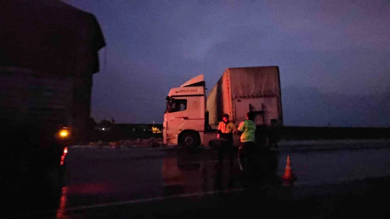 Tırın dorsesi kaydı, kozmetik ürünler yola saçıldı
