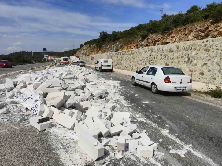 Tırın dorsesindeki gaz betonlar yola savruldu, facia ucuz atlatıldı
