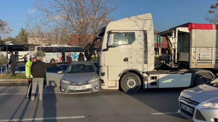 Tırın önünde sürüklenen otomobildeki 3 kişi yaralandı
