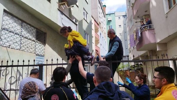 Tırmandığı bahçe kapısının demir korkuluğu çenesine saplandı