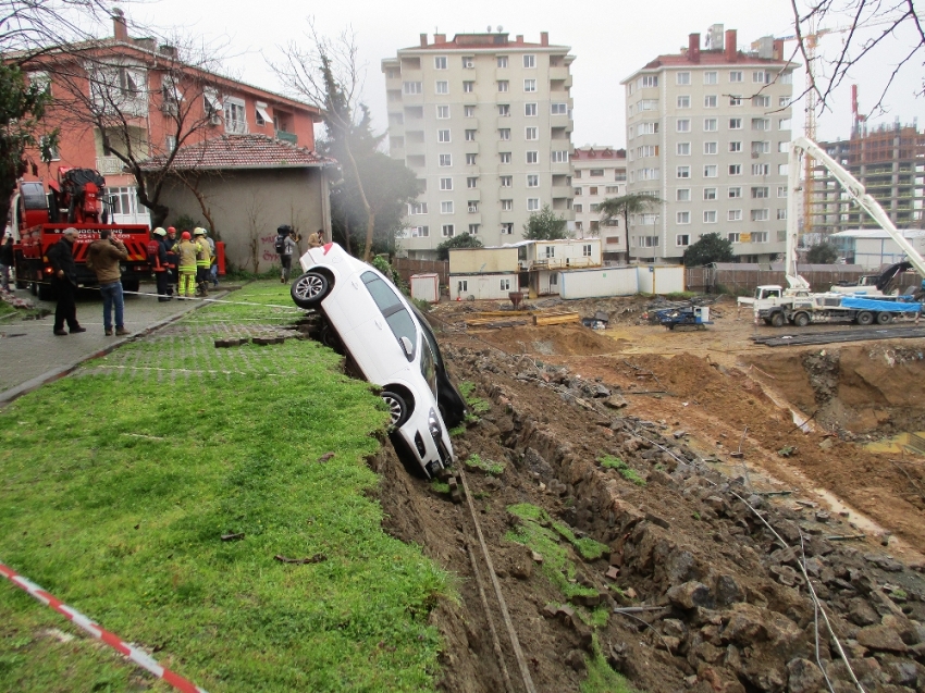 Kadıköy’de bir inşaatın temelinde toprak kayması