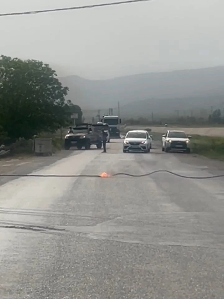 Tokat’ta elektrik kablosu patladı, yol trafiğe kapatıldı
