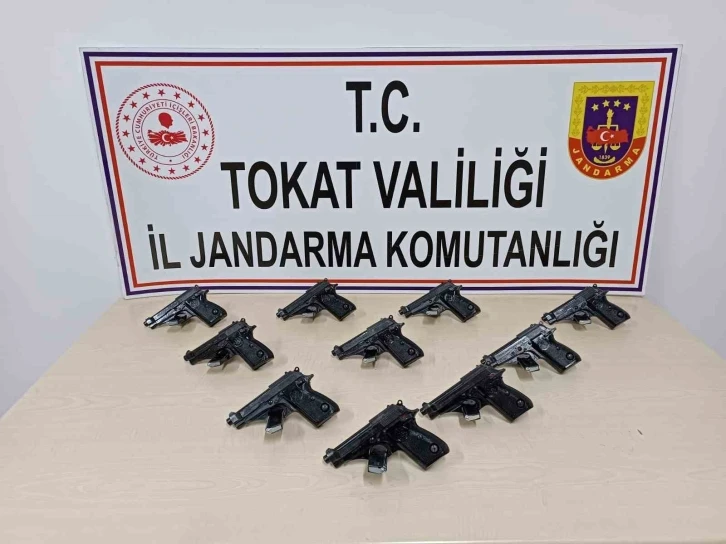 Tokat’ta kaçak silah operasyonu: 10 tabanca ele geçirildi
