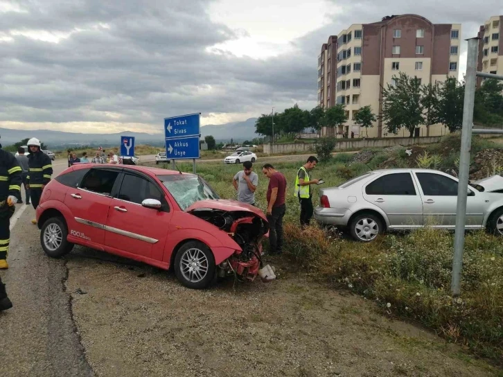 Tokat’ta otomobiller çarpıştı: 3 yaralı
