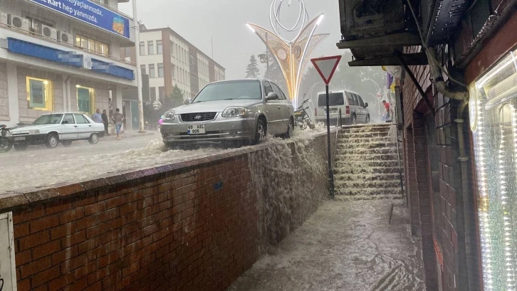 Tokat’ta yollar nehre döndü, ceviz büyüklüğünde dolu yağdı
