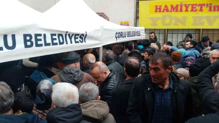 Tonlarca hamsi kapış kapış dağıtıldı
