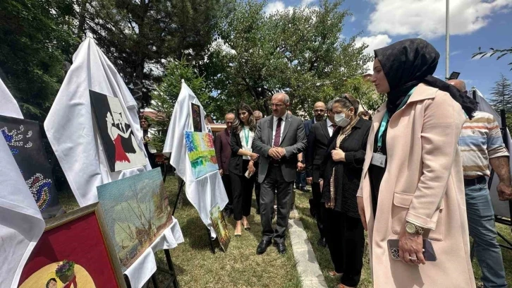 Toplum Ruh Sağlığı Merkezi’ndeki hastaların el emeği göz nuru eserleri sergilendi
