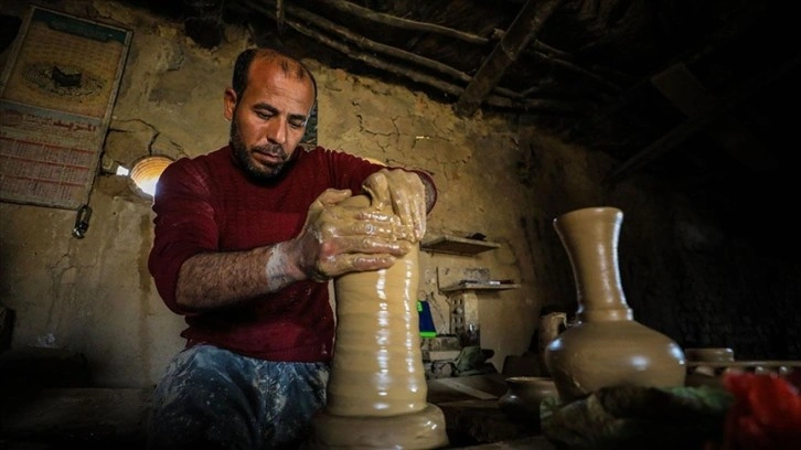 Toprağı sanata çeviren Bağdatlı çömlek ustaları yüzlerce yıllık geleneği sürdürüyor