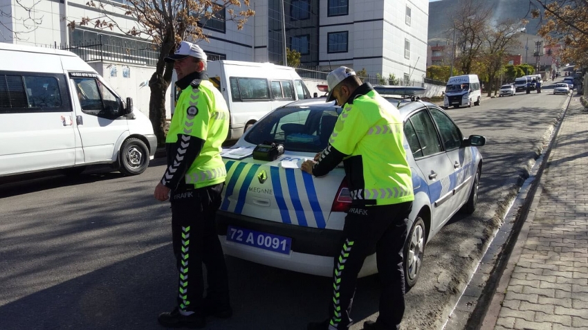 Trafik polisi, eşine ceza yazdı