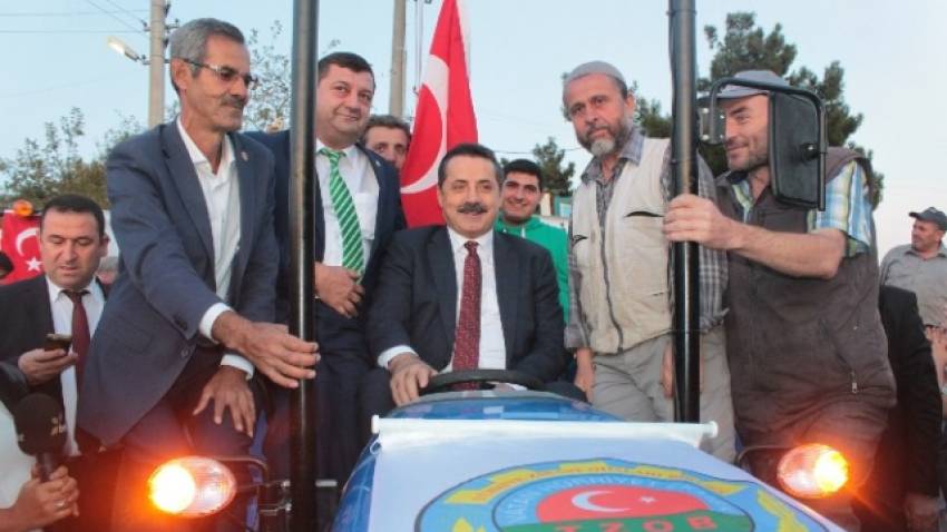 Bakan Çelik’e traktörlü teşekkür 