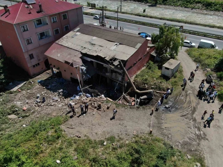 Trabzon’da buhar kazanı patlaması sonrası harabeye dönen iş yeri havadan görüntülendi
