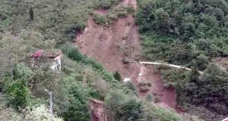 Trabzon’daki şiddetli yağışlar sonrasında Arsin ilçesi Güneyce mahallesinde heyelan tehdidi
