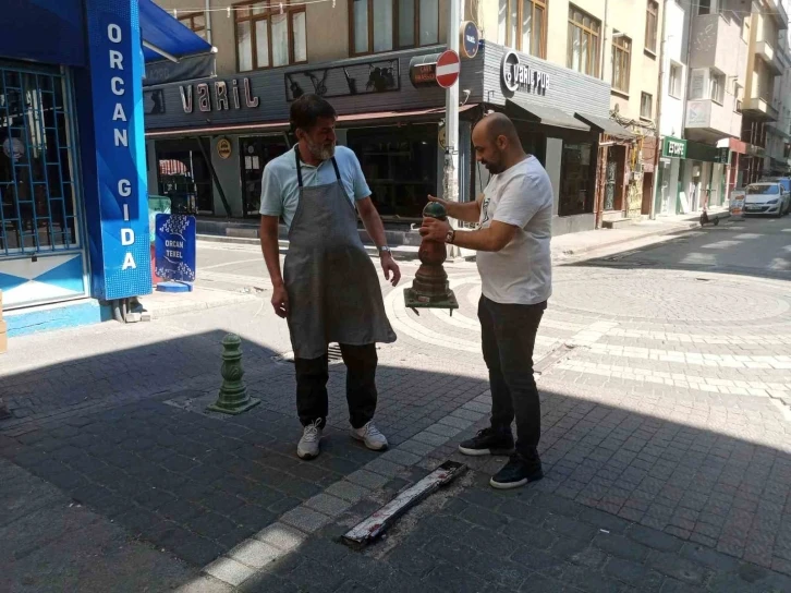 Trafiğe kapalı olmasına rağmen her çeşit aracın işgal ettiği sokaktaki esnaf kendi çözümünü üretti
