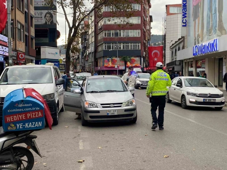 Trafik ekipleri cadde üzerindeki parklara geçit vermedi
