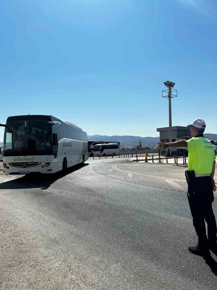 Trafik ekipleri emniyet kemerinin önemine dikkat çekti
