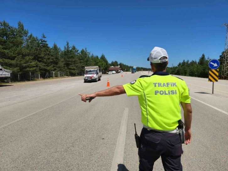 Trafik ekiplerinden bayram tatilinin son gününde sıkı denetim
