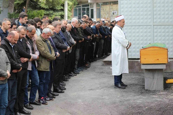 Trafik kazasında hayatını kaybeden genç işadamı son yolculuğuna uğurlandı
