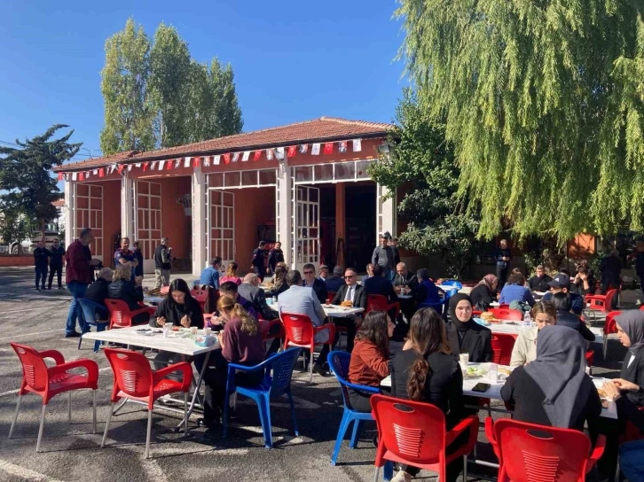 Trafik kazasında hayatını kaybeden itfaiye eri anısına dua edilip yemek dağıtıldı
