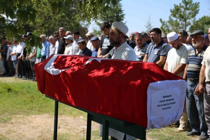 Trafik kazasında hayatını kaybeden polis memuru son yolculuğuna uğurlandı
