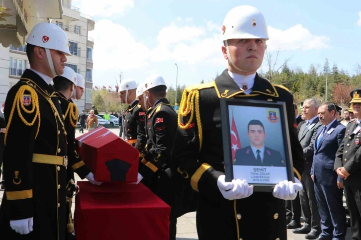 Trafik kazasında şehit olan astsubay son yolculuğuna uğurlandı
