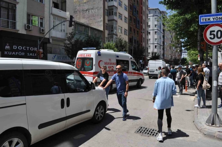 Trafikte sıkışan ambulans güçlükle ana caddeye çıkabildi
