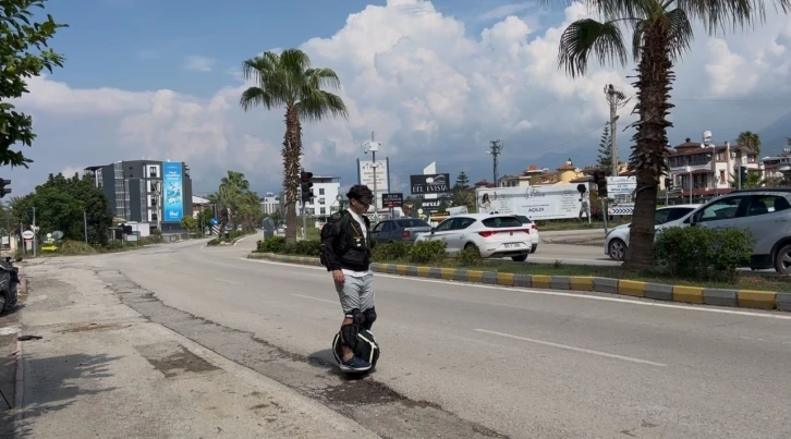 Trafikte tek teker üzerinde yolculuk yapan sürücü ilgi odağı oluyor
