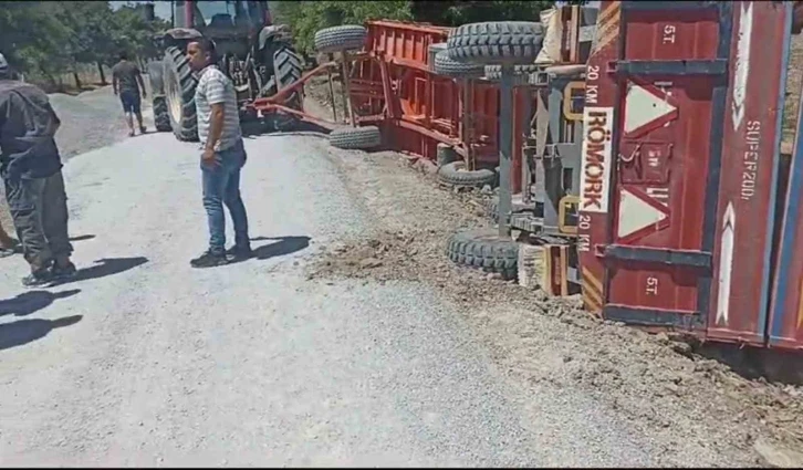 Traktöre bağlı römorklar devrildi, 20 ton mercimek yola saçıldı
