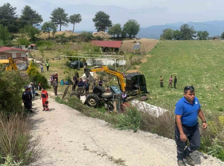 Traktörün altında kalarak can verdi
