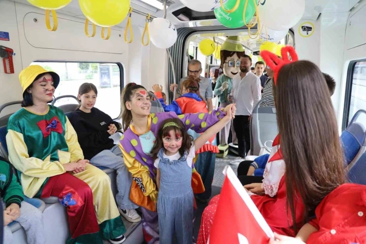 Tramvaya binen miniklere palyaço sürprizi
