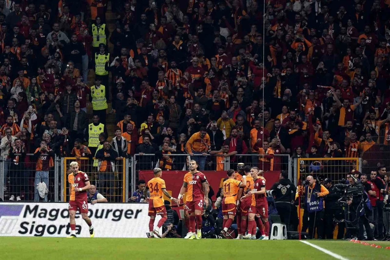 Trendyol Süper Lig: Galatasaray: 1 - Beşiktaş: 0 (İlk yarı)
