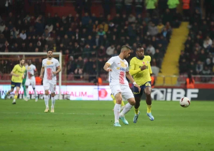 Trendyol Süper Lig: Kayserispor: 1 - Fenerbahçe: 2 (İlk yarı)
