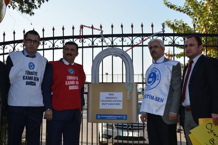 Bursa Anadolu Lisesi'nin kapısına yeni yasayı protesto için kilit vurdular