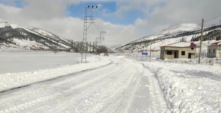 Tufanbeyli Tomarza yolu tipi nedeni ile trafiğe kapatıldı
