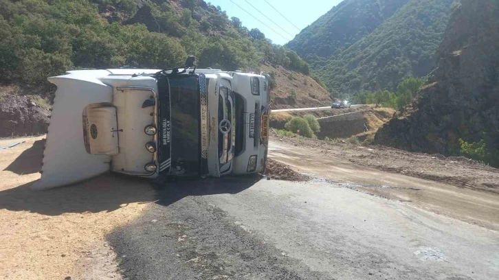 Tunceli’de, buğday yüklü tır devrildi
