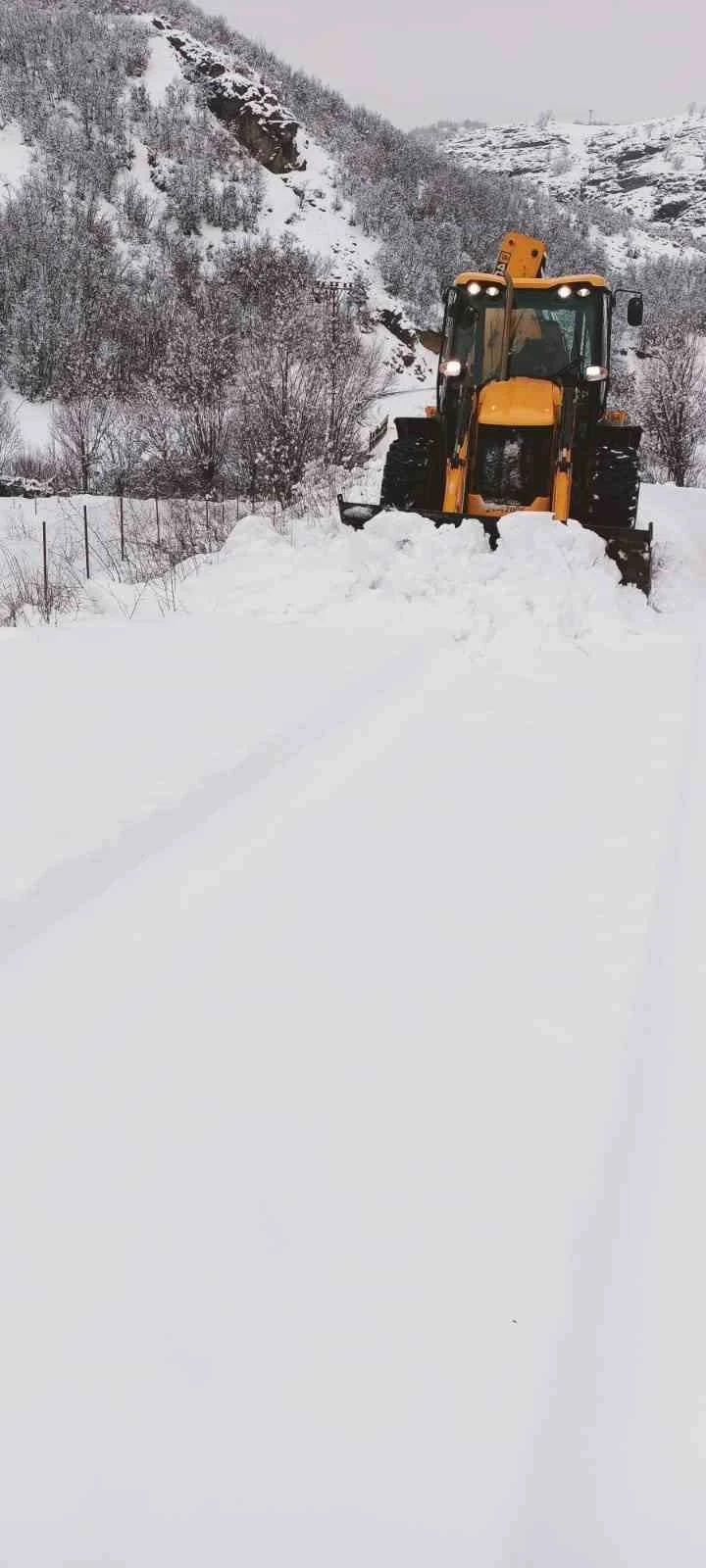 Tunceli’de kapalı köy yollarının büyük bölümü ulaşıma açıldı
