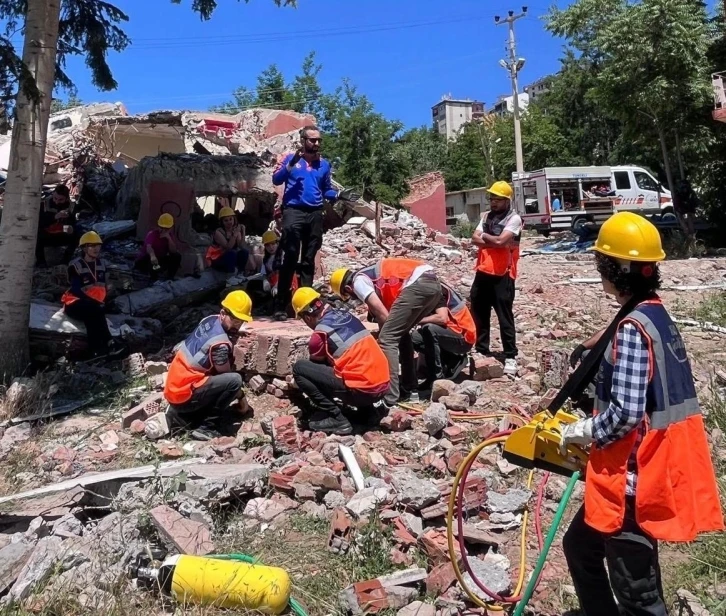Tunceli’de öğretmenlere depremde arama kurtarma eğitimi ve tatbikatı

