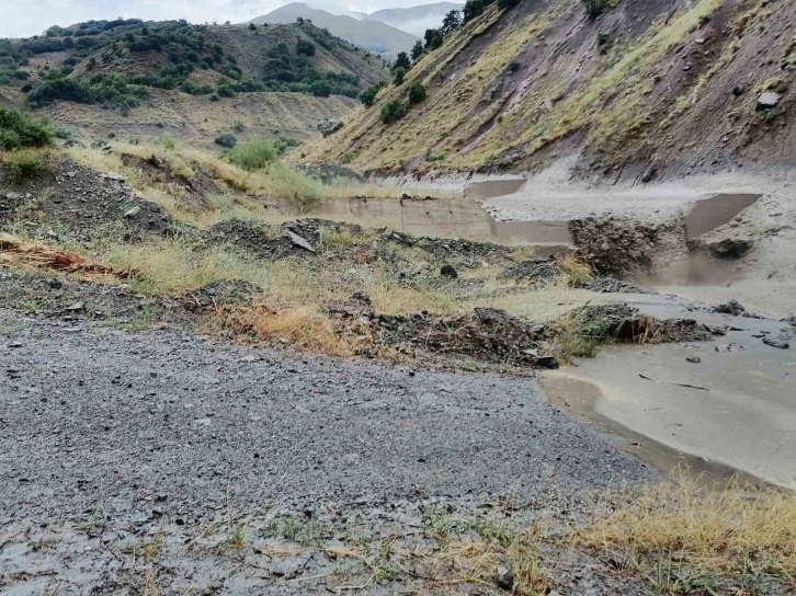 Tunceli’de sağanak sel neden oldu, o anlar kamerada
