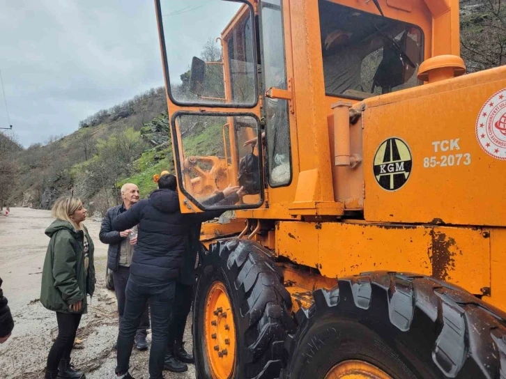 Tunceli’de taşkında mahsur kalan 11 vatandaş, karayolları ekipleri tarafından kurtarıldı
