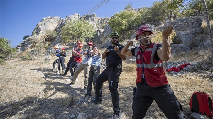 Tunceli'de doktordan çiftçiye 125 gönüllü arama kurtarma eğitiminde