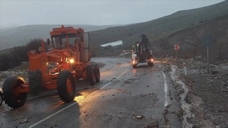 Tunceli'de sağanak nedeniyle bazı yollarda ulaşım aksadı