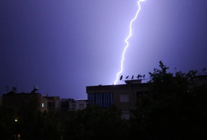 Turgutlu’da çakan şimşekler geceyi aydınlattı
