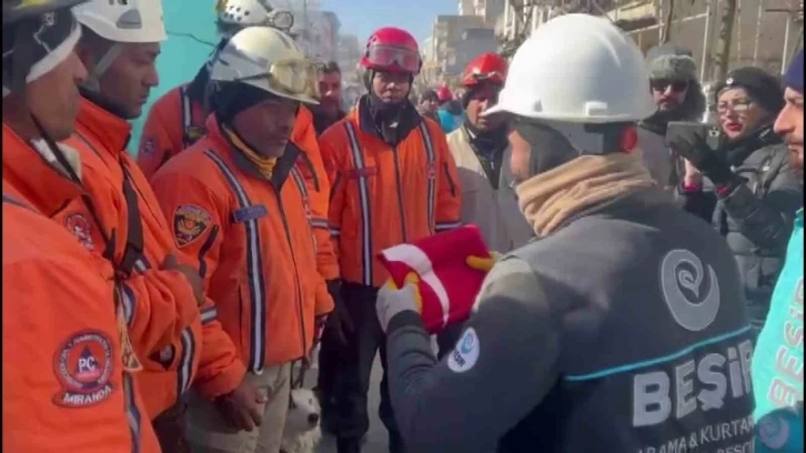 Türk arama kurtarma ekibinden Venezüellalı ekibe Türk bayrağı hediyesi