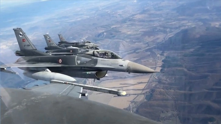 Türk F-16'ları Romanya'da selamlama uçuşu yaptı