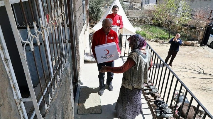 Türk Kızılay deprem bölgesinde köylere mobil ekiplerle ulaşıyor