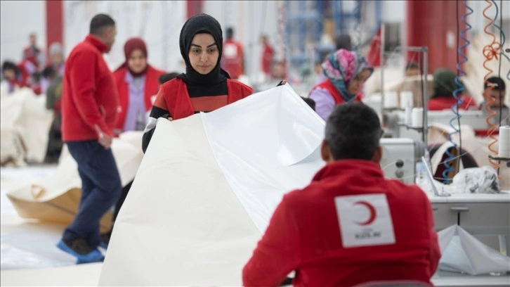 Türk Kızılay, günlük çadır üretimini iki katına çıkardı