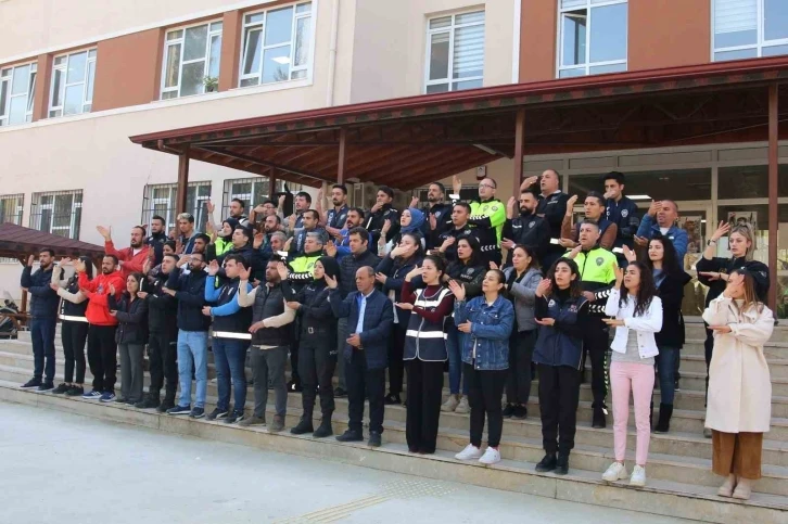 Türk polisinden işaret diliyle İstiklal Marşı
