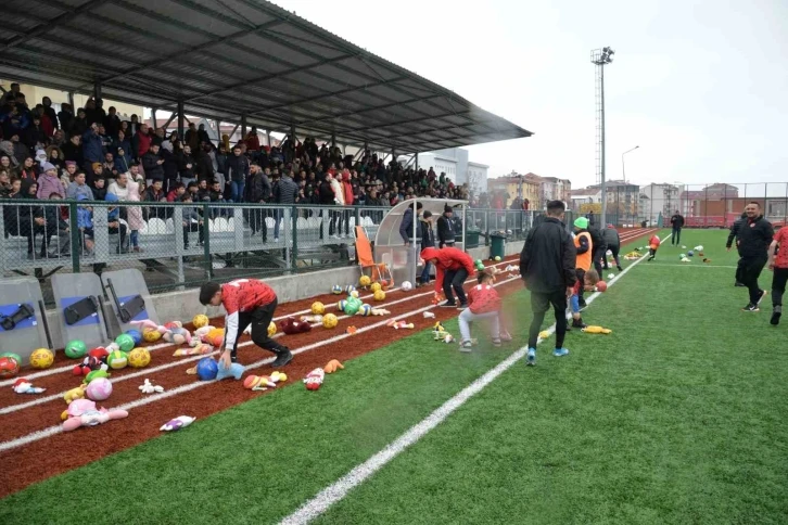 Türkeli, depremzede çocukları unutmadı
