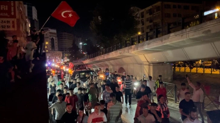 Türkiye çeyrek finale yükseldi, Bursa sokaklara aktı
